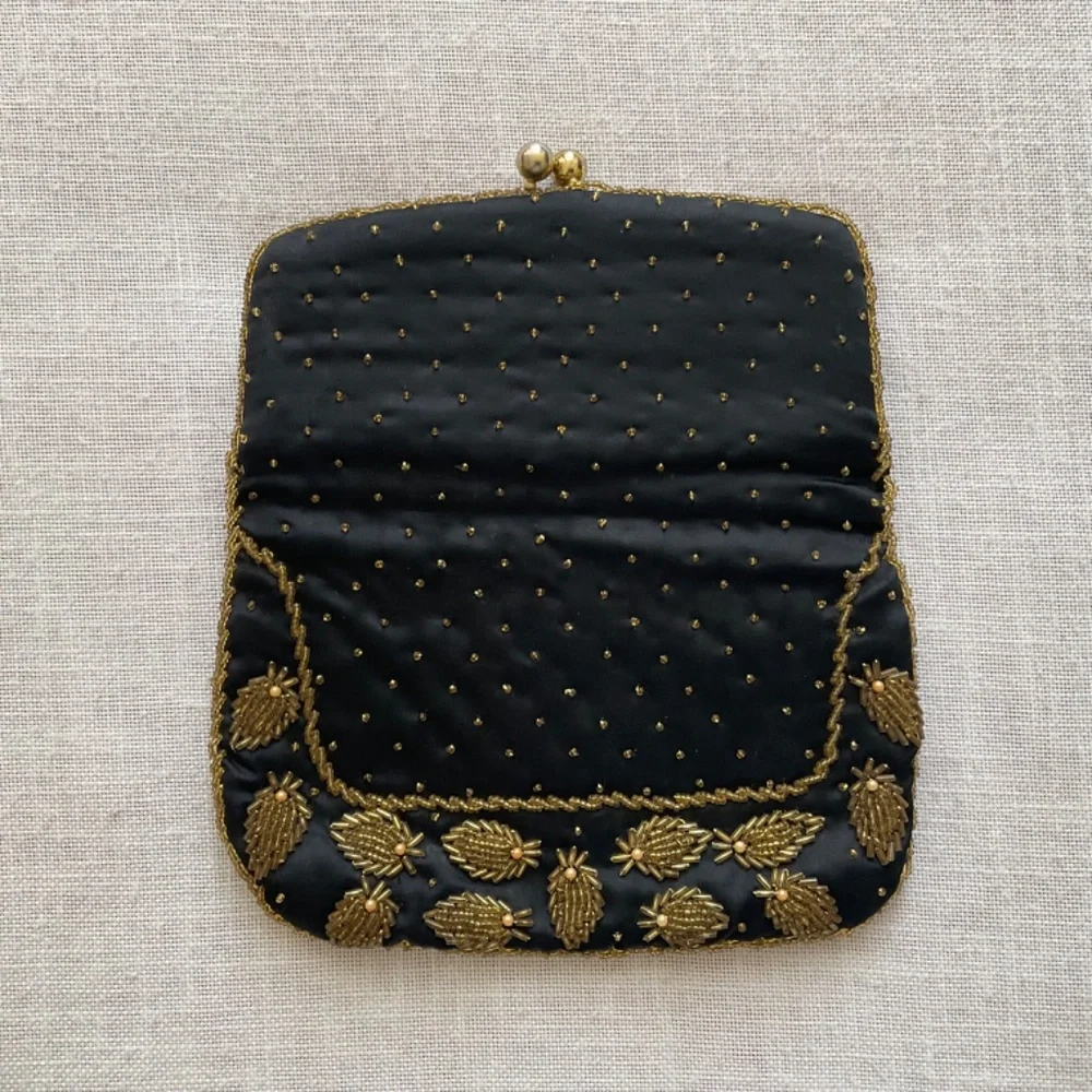 •Vintage  70s Handcrafted Black Silk Pineapple Shaped Beading Purse Clutch